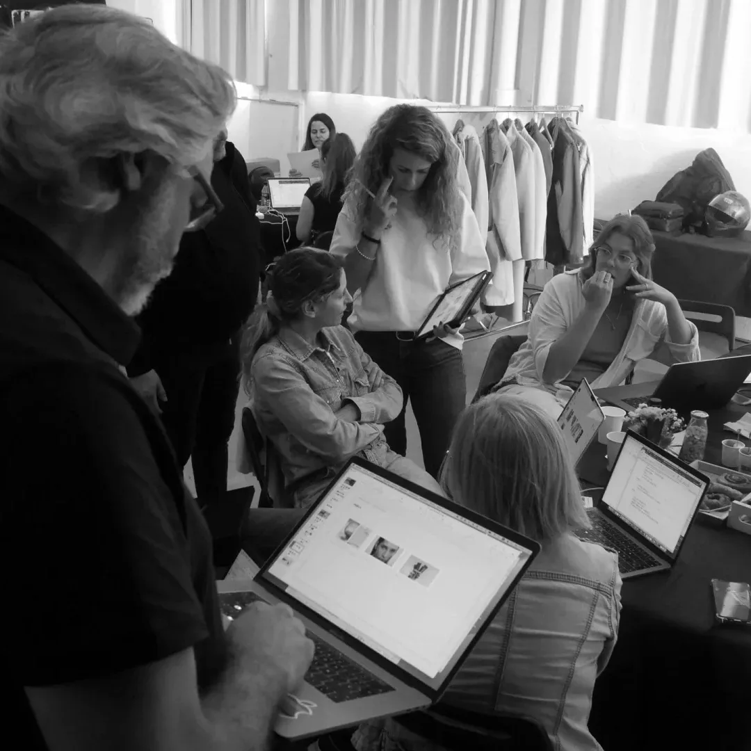 ISDIN Ureadin, making of: el equipo trabaja con portátiles en la sala de producción, en blanco y negro